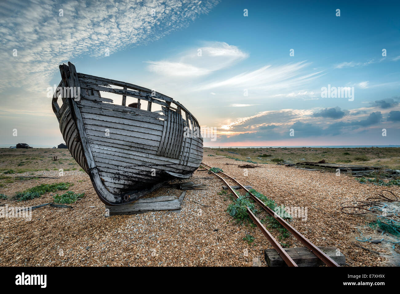 Vieux bateau de pêche en bois échoué sur une plage de galets Banque D'Images