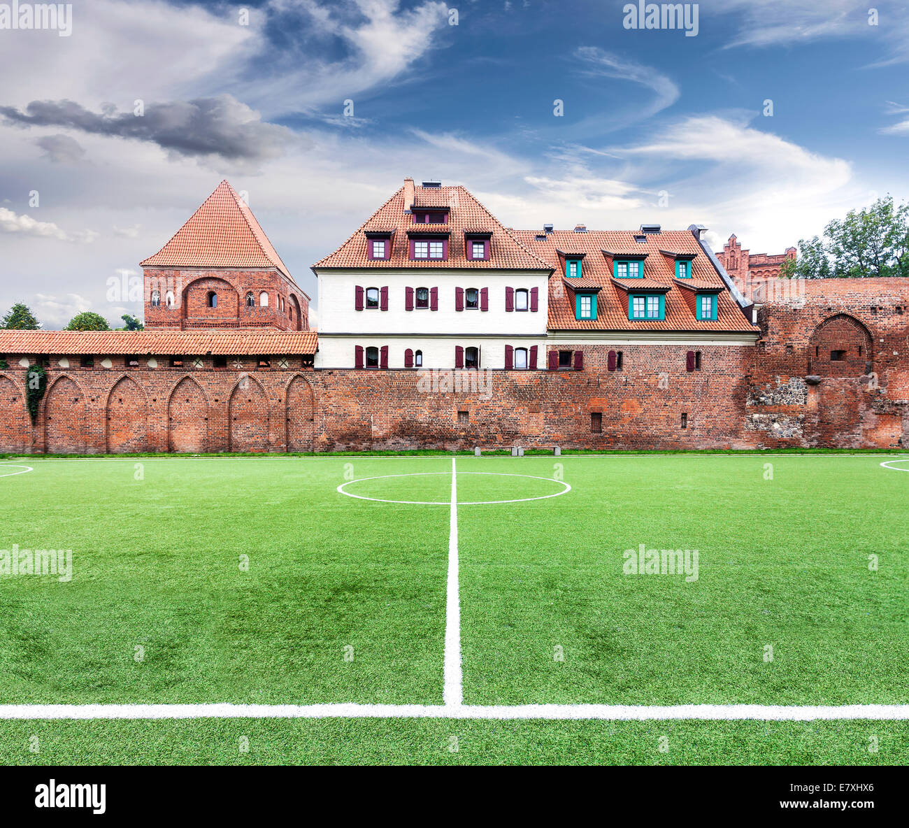 Vue sur la vieille partie de la ville d'un terrain de football. Banque D'Images