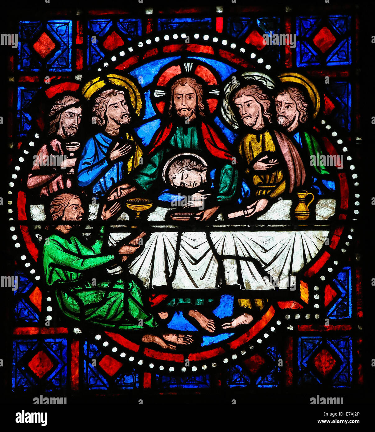 Vitrail représentant Jésus et les Apôtres à la Dernière Cène le Jeudi saint dans la Cathédrale de Tours, France. Banque D'Images
