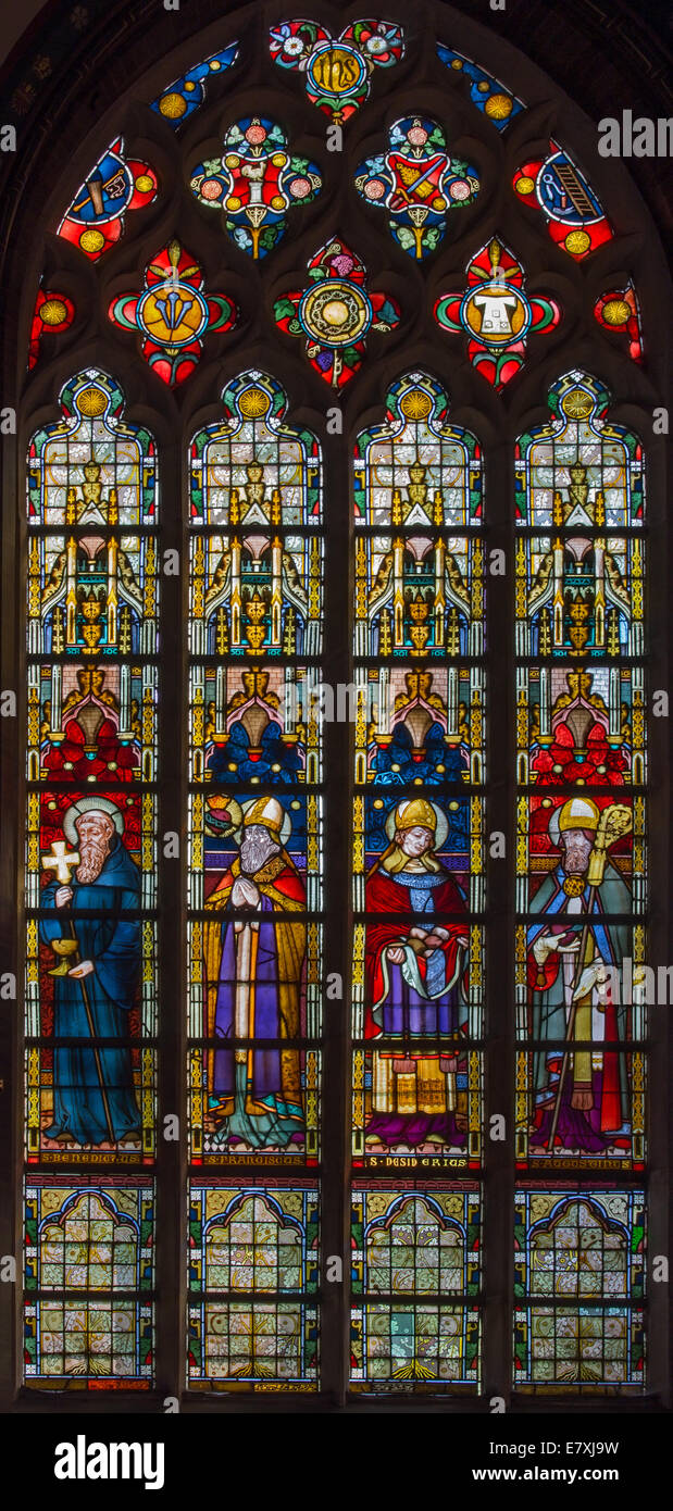 BRUGGE, BELGIQUE - le 13 juin 2014 : la vitre avec les saints dans la région de st. Giles (Sint Gilliskerk). Banque D'Images