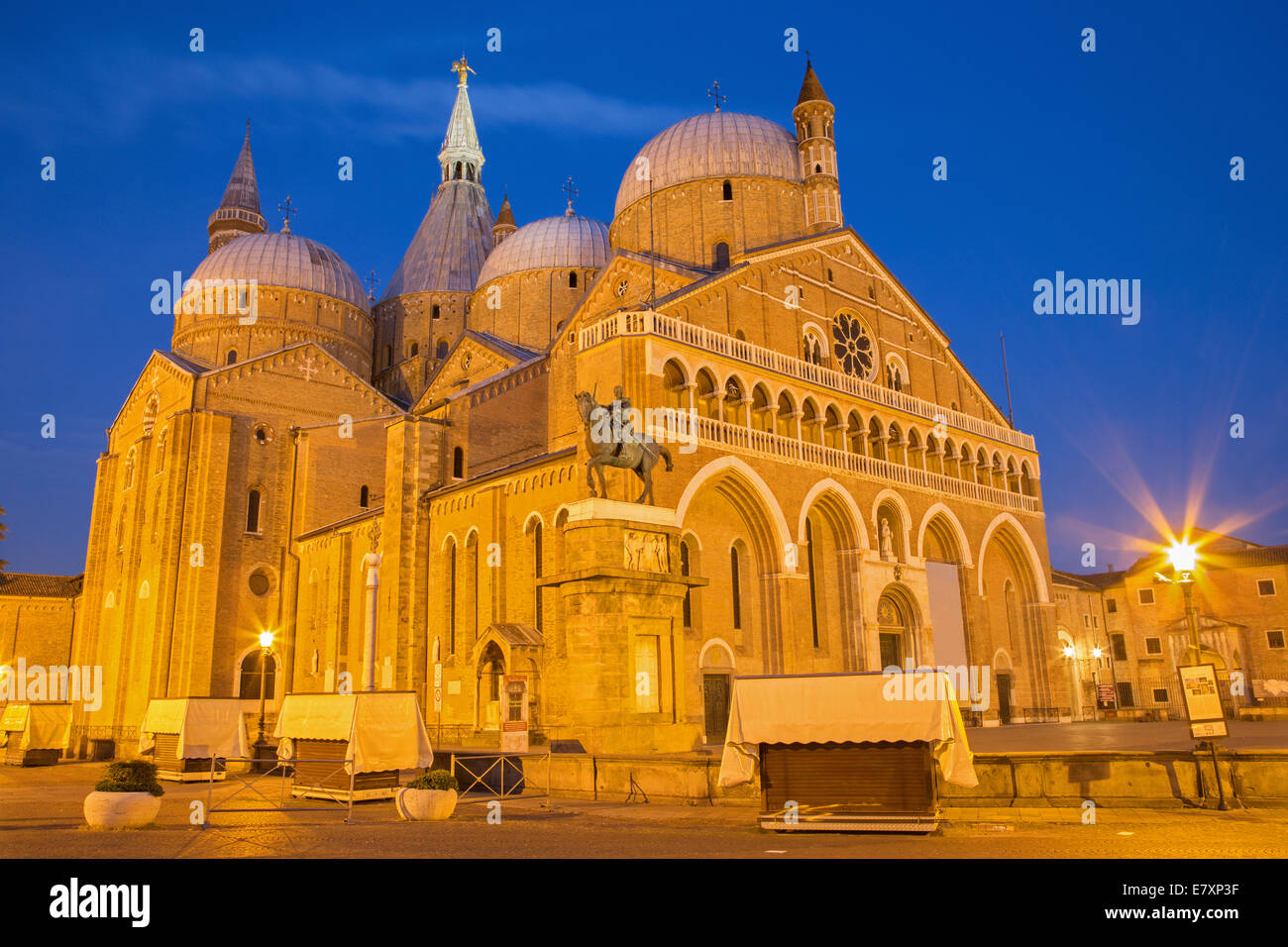 Padoue, Italie - 8 septembre 2014 : Basilica del Santo ou Basilique de Saint Antoine de Padoue dans le crépuscule du soir. Banque D'Images