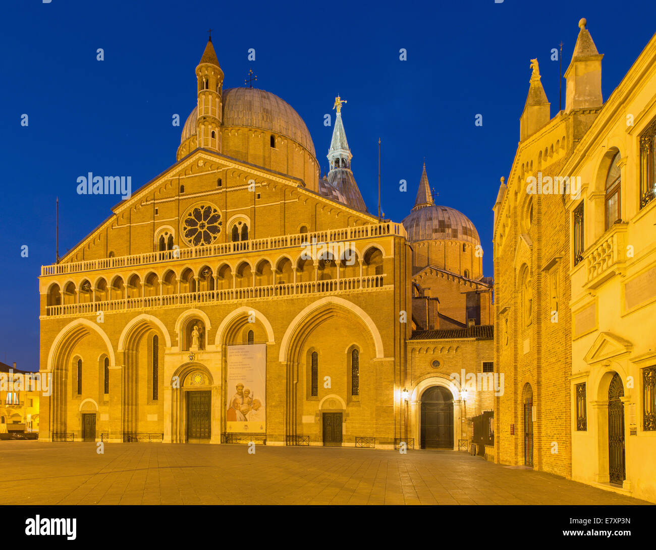 Padoue, Italie - 8 septembre 2014 : Basilica del Santo ou Basilique de Saint Antoine de Padoue et l'oratorio San Girgio (droite) Banque D'Images