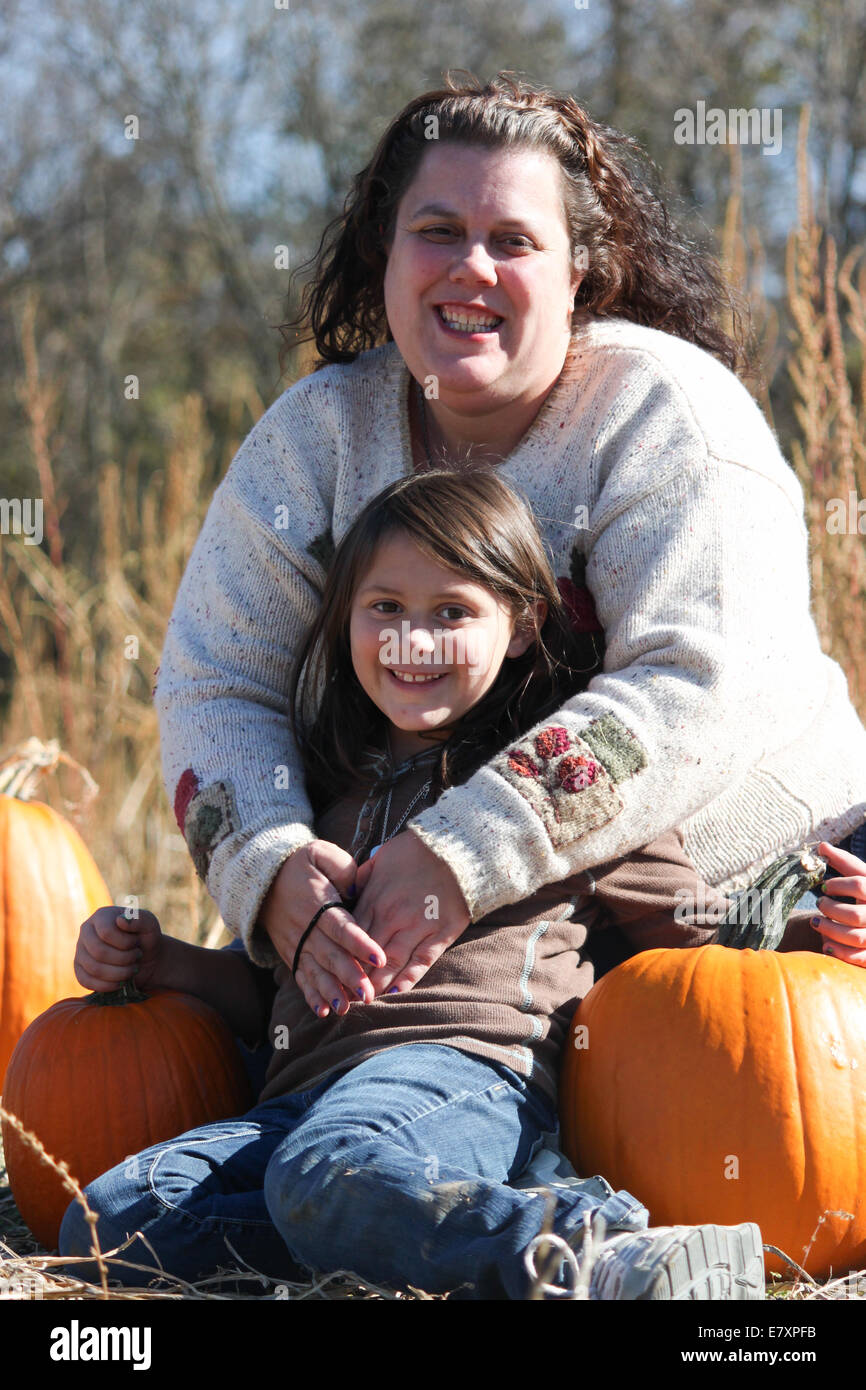 Fun Mother and Daughter portrait à la citrouille Banque D'Images