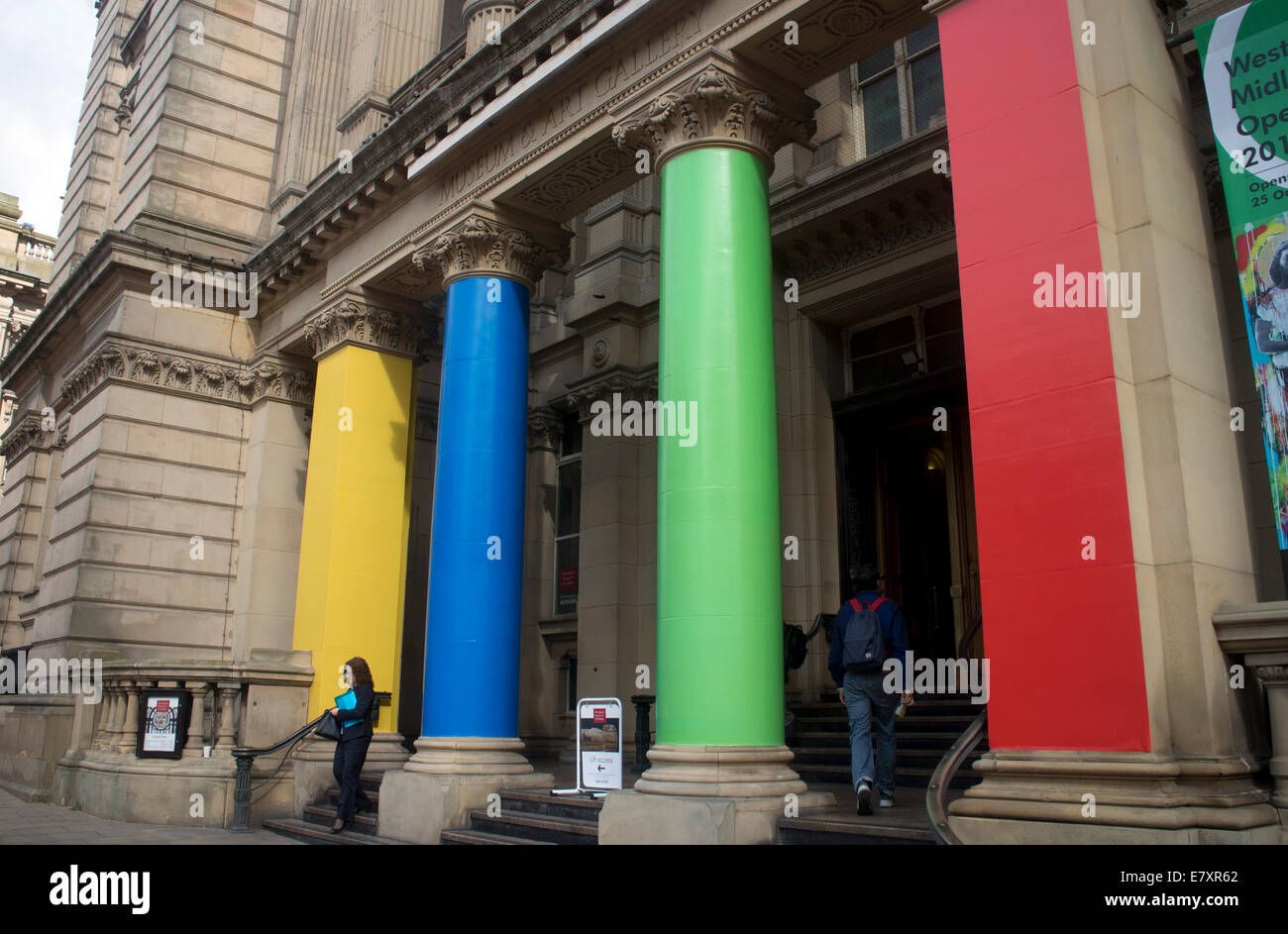 Galerie d'art et musée de Birmingham avec colonnes d'entrée de couleur, West Midlands, England, UK Banque D'Images