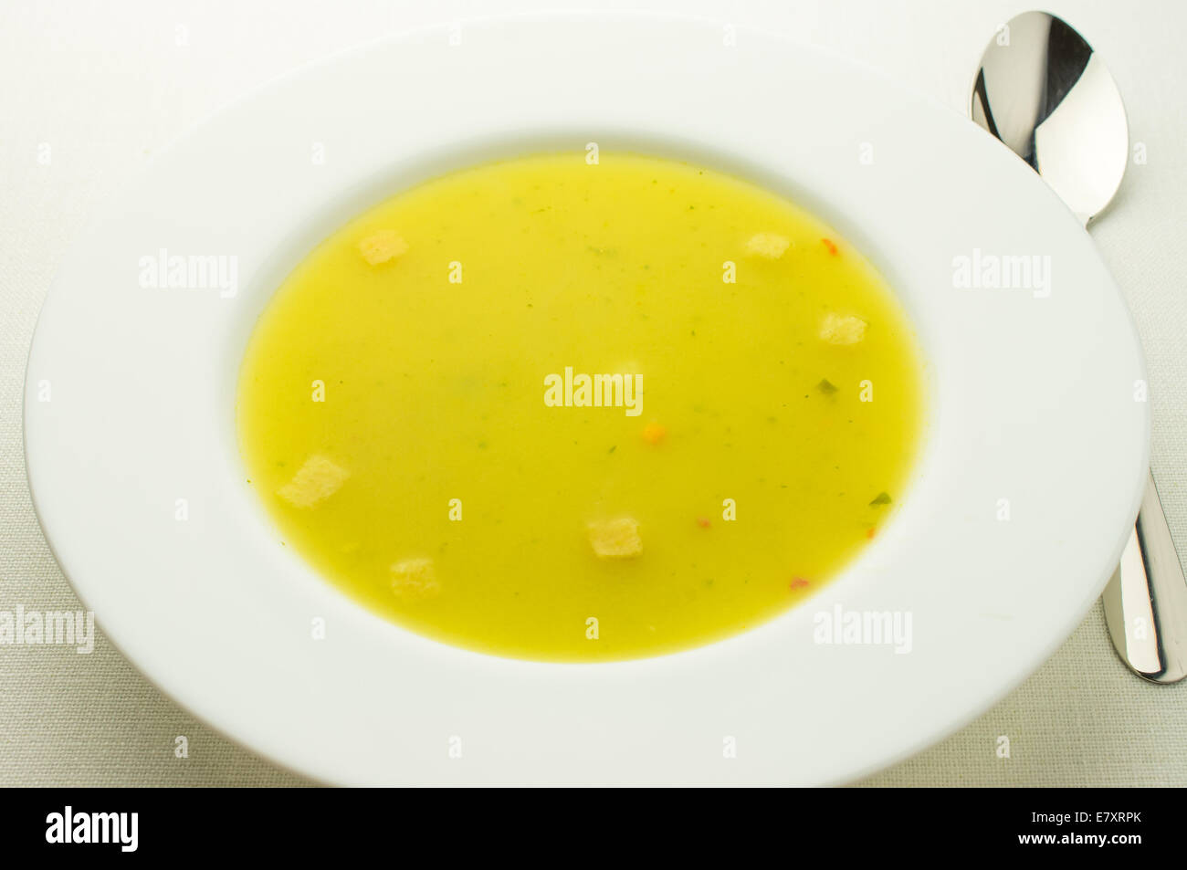 Soupe aux pois et jambon dans un bol Banque de photographies et d ...