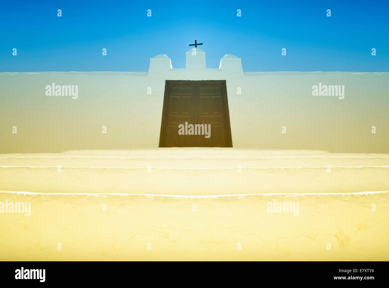 Entrée d'un cimetière espagnol avec une porte verrouillée, Puerto del Carmen, Lanzarote, îles Canaries, Espagne Banque D'Images