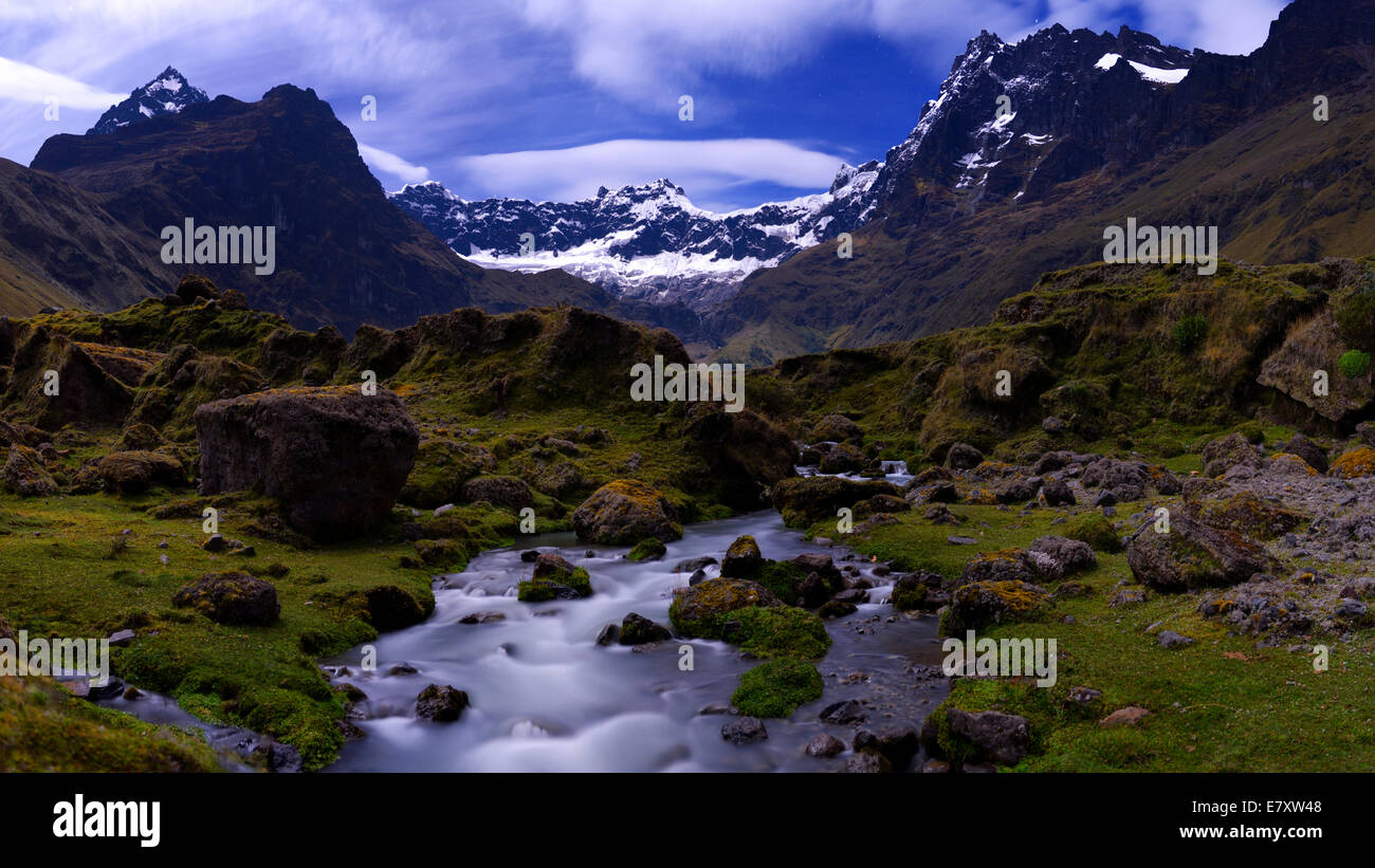 Ruisseau de montagne aux pics de El Altar ou Kapak Urku, dans moonlight, Riobamba, Équateur Cotopaxi, Région Banque D'Images