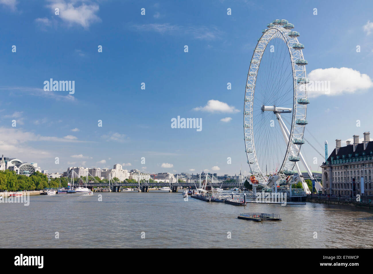 La grande roue London Eye et le County Hall, Jubilee Bridge, Tamise, Londres, Angleterre, Royaume-Uni Banque D'Images