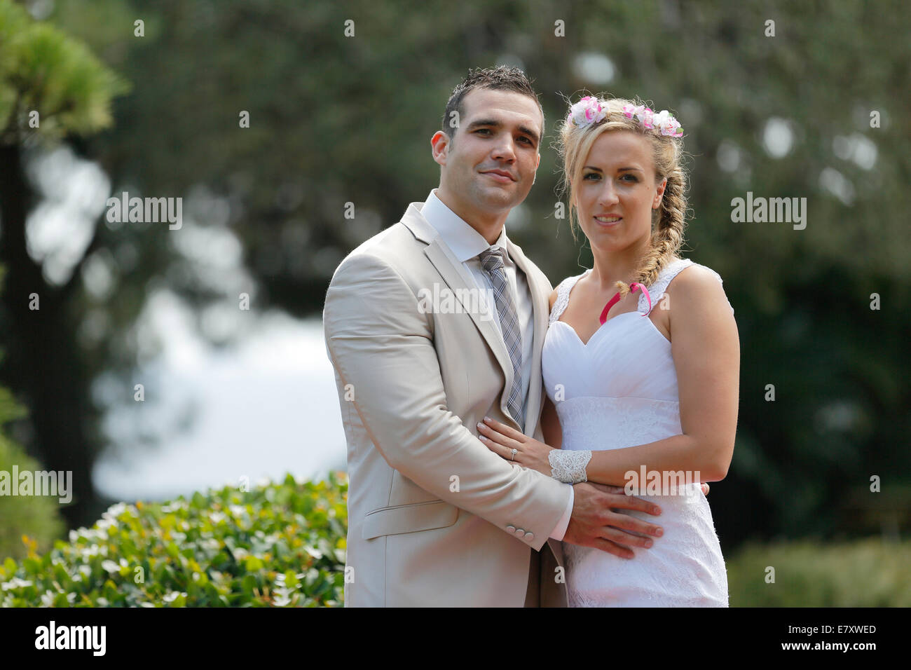 Bride and Groom posing in a park Banque D'Images