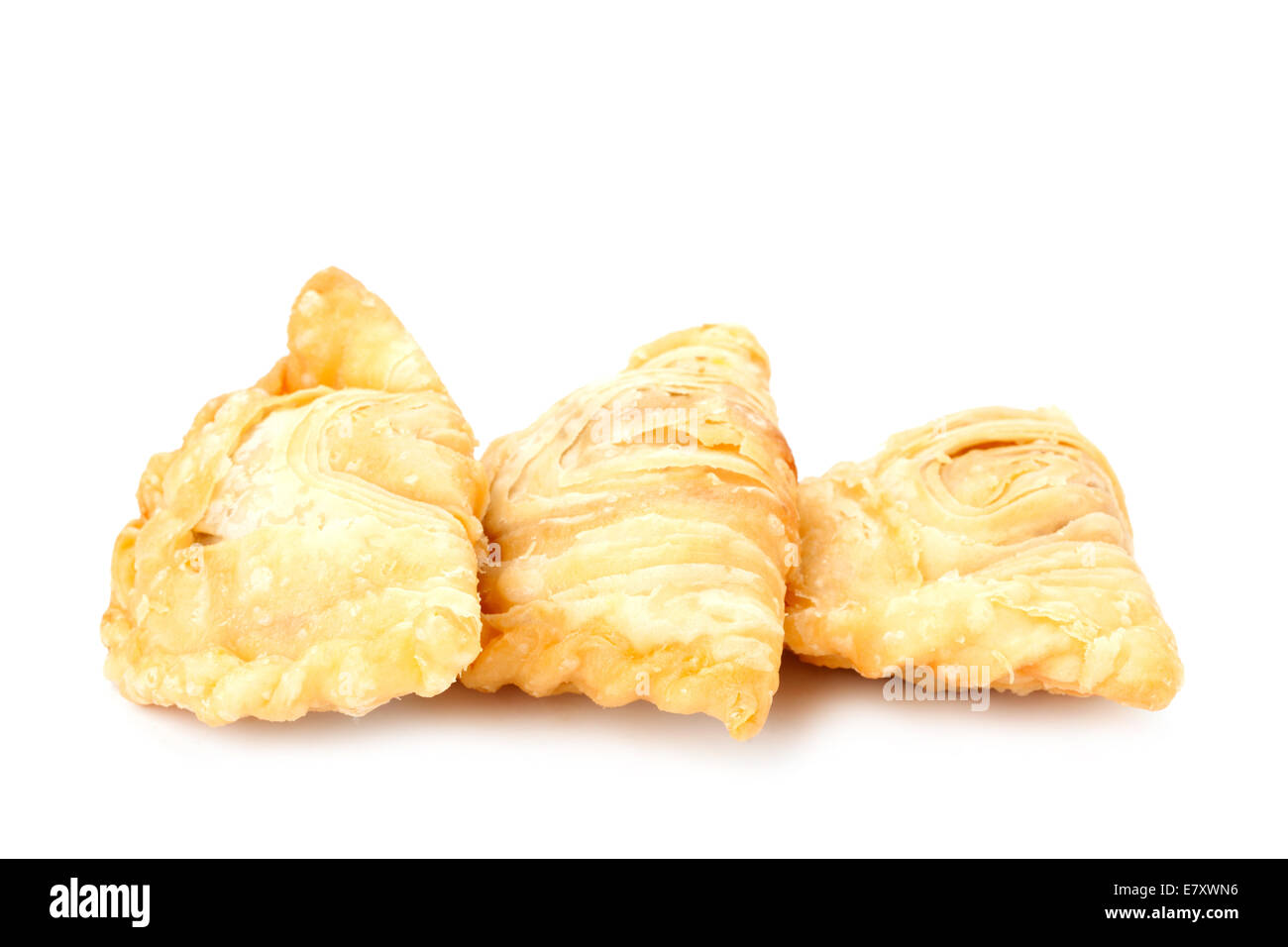 Curry Puff isolé sur fond blanc Banque D'Images