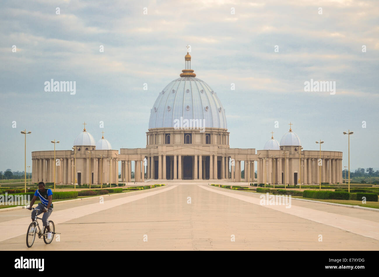 Vélo homme africain à la Basilique de Notre Dame de la paix / Basilique Notre-Dame de la paix de Yamoussoukro, Côte d'Ivoire / Côte d'Ivoire Banque D'Images