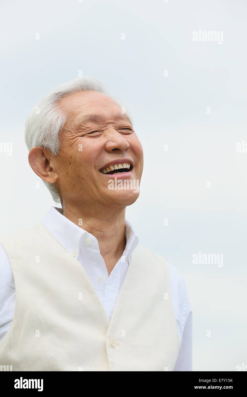 Senior homme japonais dans un parc Banque D'Images