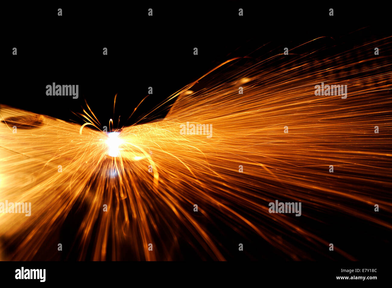 Thème industriel montrant une machine de découpe laser au travail, dans le noir de retour avec beaucoup d'étincelles brillantes Banque D'Images