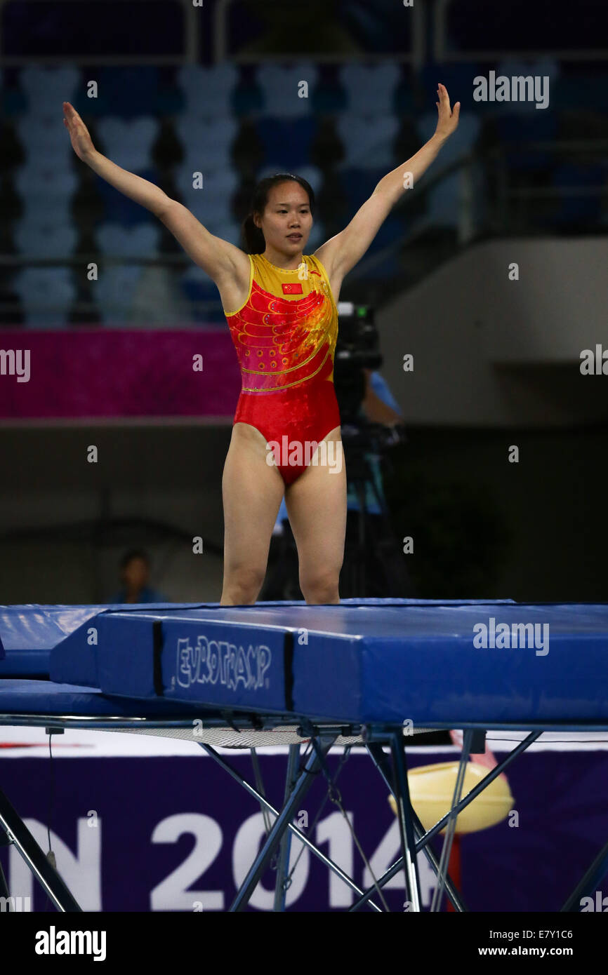 (140926) -- CORÉE DU SUD, le 26 septembre 2014 (Xinhua) -- Zhong Xingping de la concurrence de la Chine au cours de la finale féminine de la gymnastique trampoline à la 17e Jeux asiatiques à Incheon, Corée du Sud, le 26 septembre 2014. Zhong Xinping a obtenu la médaille d'argent avec 54,830 points. (Xinhua/Zheng Huansong)(mcg) Banque D'Images