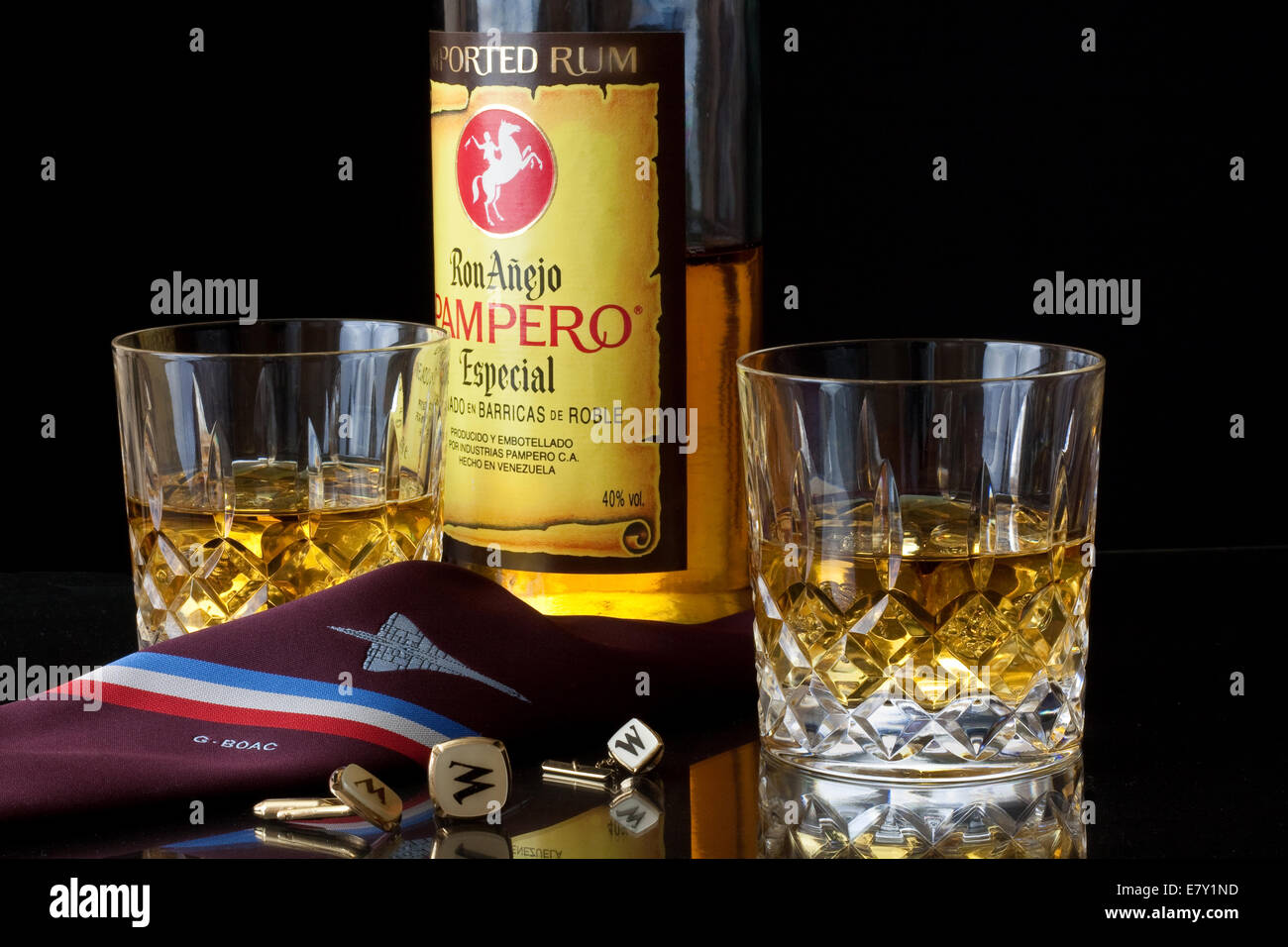 Bouteille de rhum importé. Dans les verres de rhum avec de la glace Banque D'Images