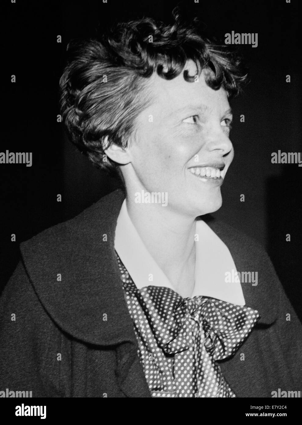 Photo d'époque de la pionnière et auteure de l'aviation américaine Amelia Earhart (1897 – déclarée morte en 1939) – Earhart et son navigateur Fred Noonan ont connu une célèbre disparition en 1937 alors qu'elle essayait de devenir la première femme à effectuer un vol de navigation du globe. Photo prise en 1936. Banque D'Images