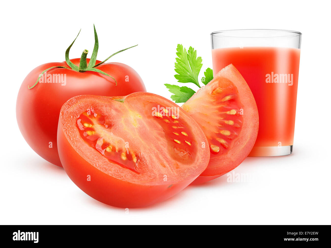 Verre de jus de tomate et tomates fraîches isolated on white Banque D'Images