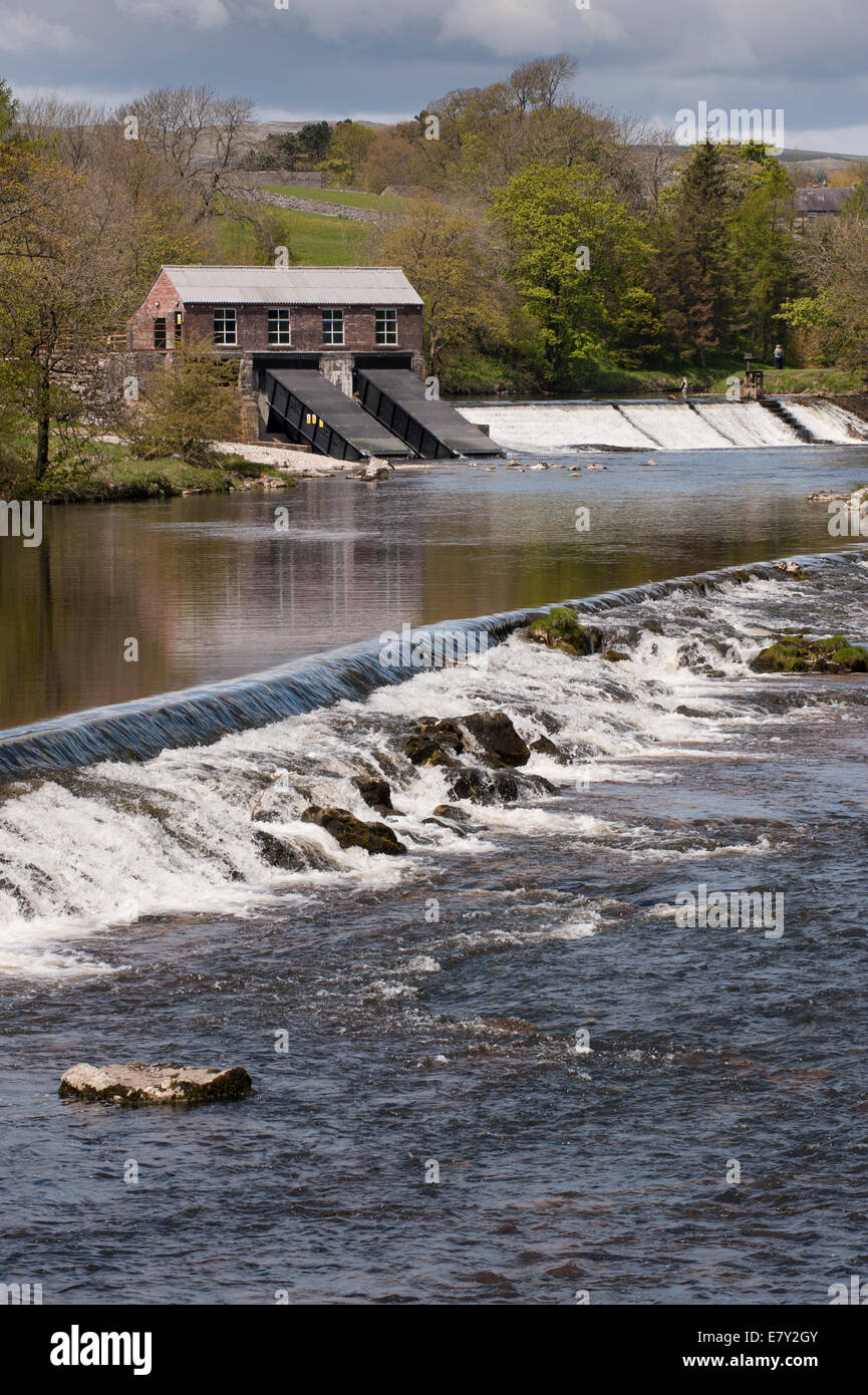 Linton turbine House, sur la rivière Wharfe, a restauré la centrale hydroélectrique qui fournit l'énergie à partir de l'eau courante et des déversoirs - Grassington, Yorkshire Dales, Angleterre. Banque D'Images