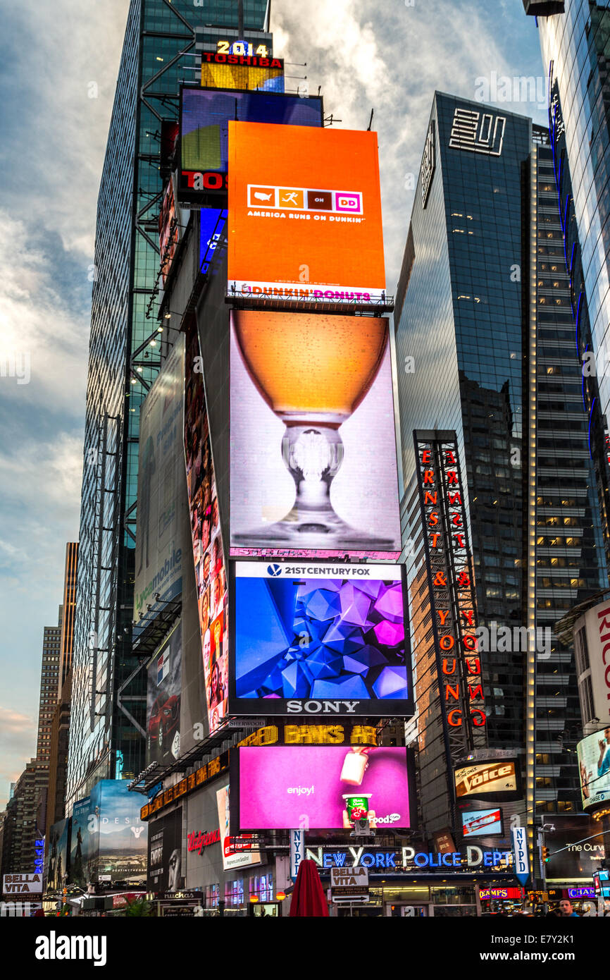 New York - Septembre 2014 : la glamour rues de Times Square New York avec des milliers de touristes et résidents sont éclairés avec giant Banque D'Images