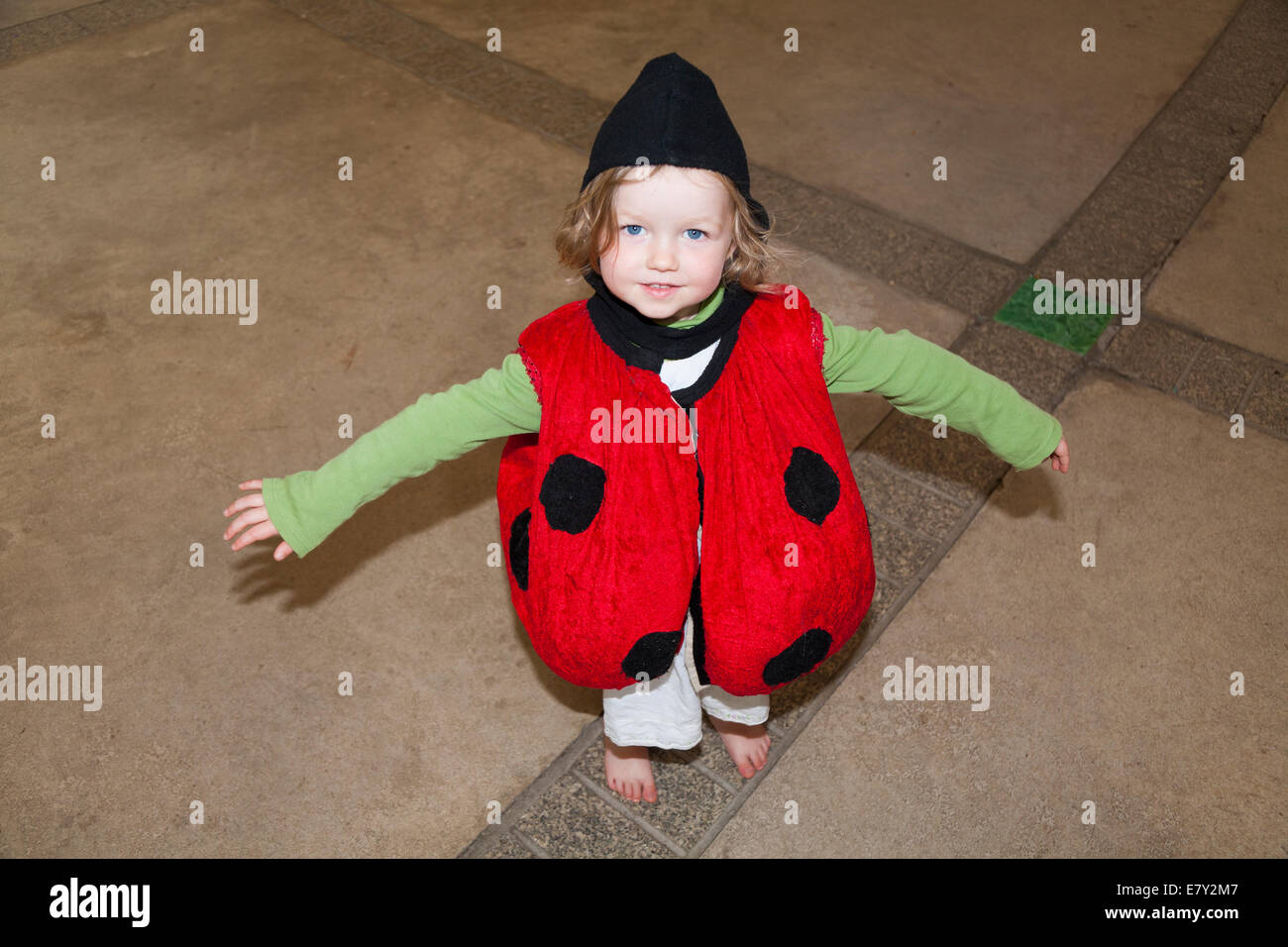 Deux petites filles de 2 ans à l'habiller en costume de fantaisie dans l'Eden Project, le centre d'éducation de l'éducation de base. Banque D'Images