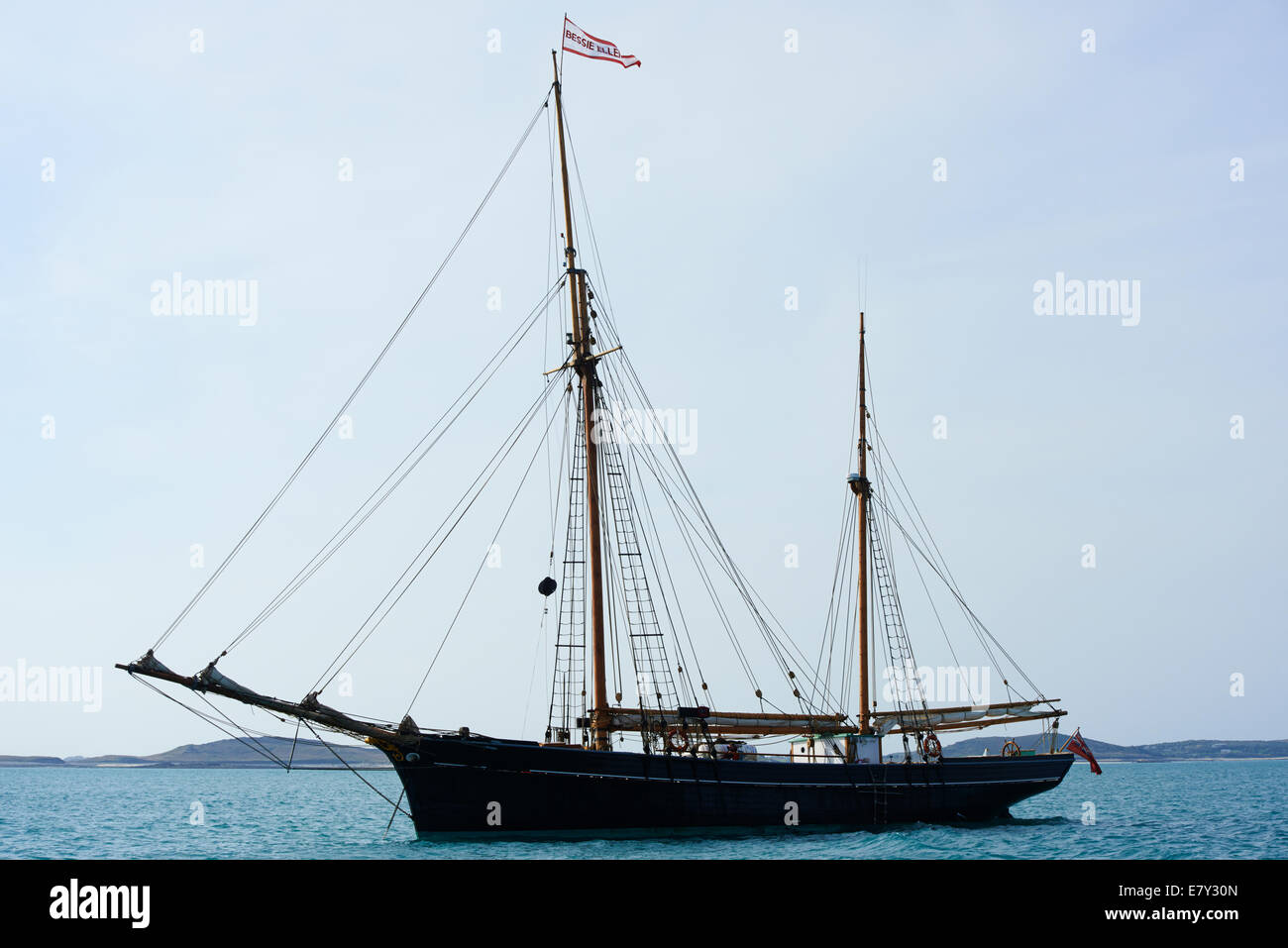 Bessie Ellen, la dernière roue libre en bois encore ketch sous voiles, navigation dans les îles Scilly, Scillies, Cornwall en avril - Tall Ship tallship Banque D'Images