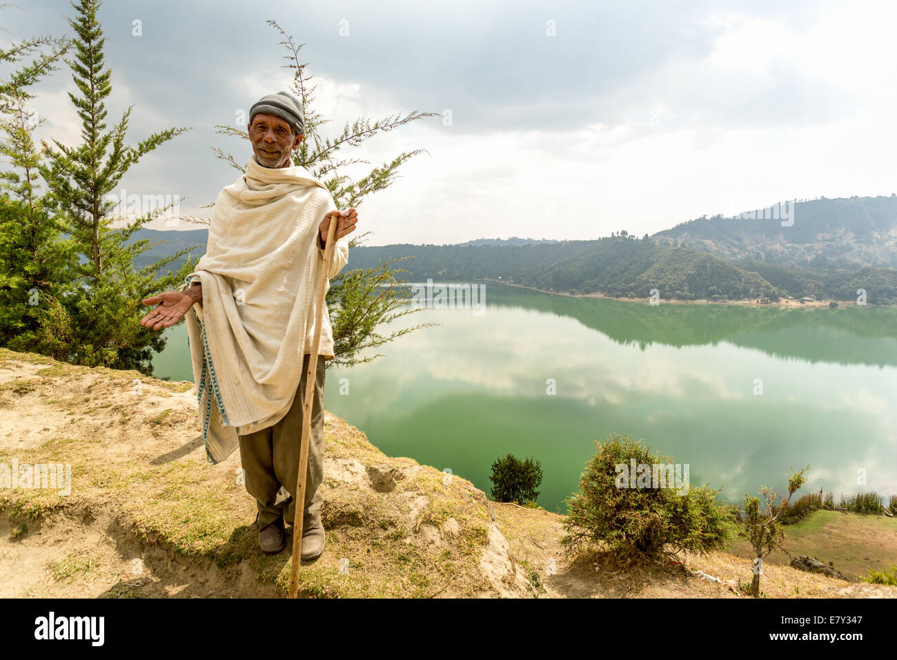 Wonchi, Éthiopie - Février 2014 : une personne âgée d'un village qui fait la promotion de l'éco-tourisme pour améliorer les conditions de vie des Banque D'Images