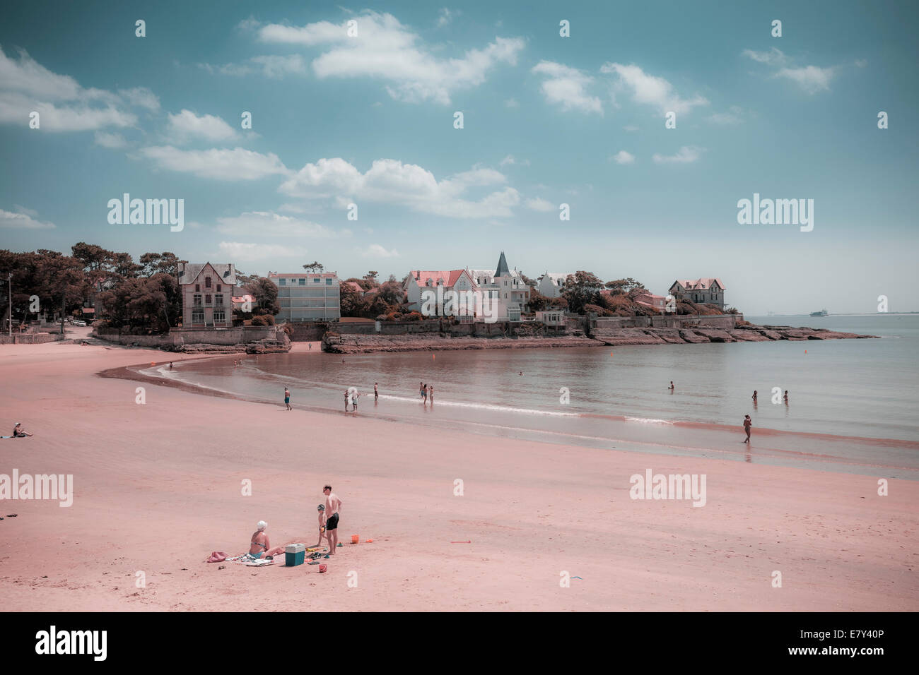 Groupe de la famille sur la plage de Saint Palais sur mer bay traitement instagram. Banque D'Images