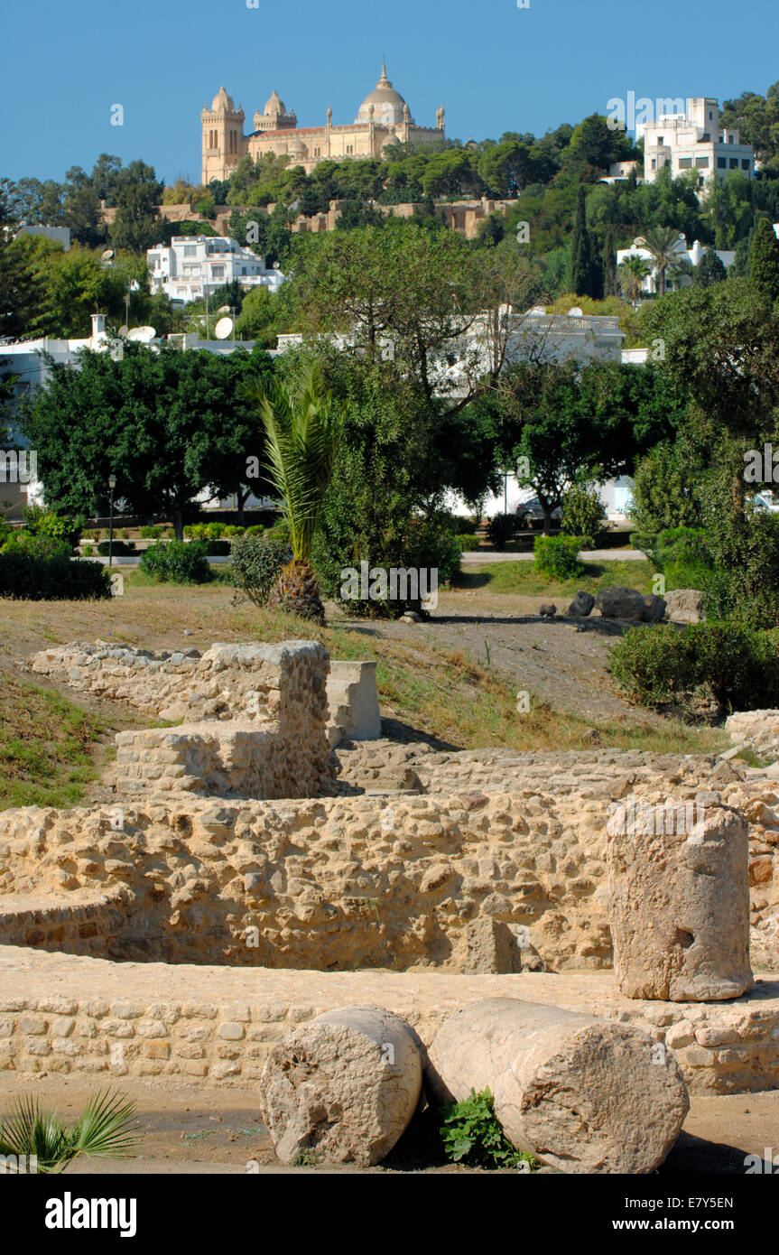 La Cathédrale de St Louis sur la colline de Byrsa à Carthage punique vu depuis le port Naval Banque D'Images