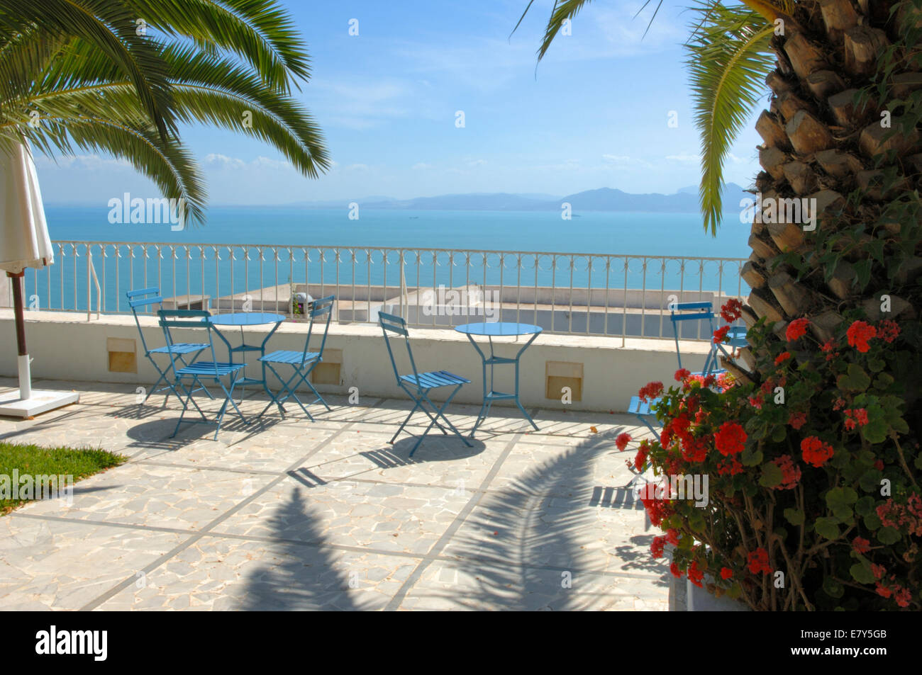 Une terrasse de restaurant avec vue sur le Blue Bay à Sidi Bou Said Banque D'Images