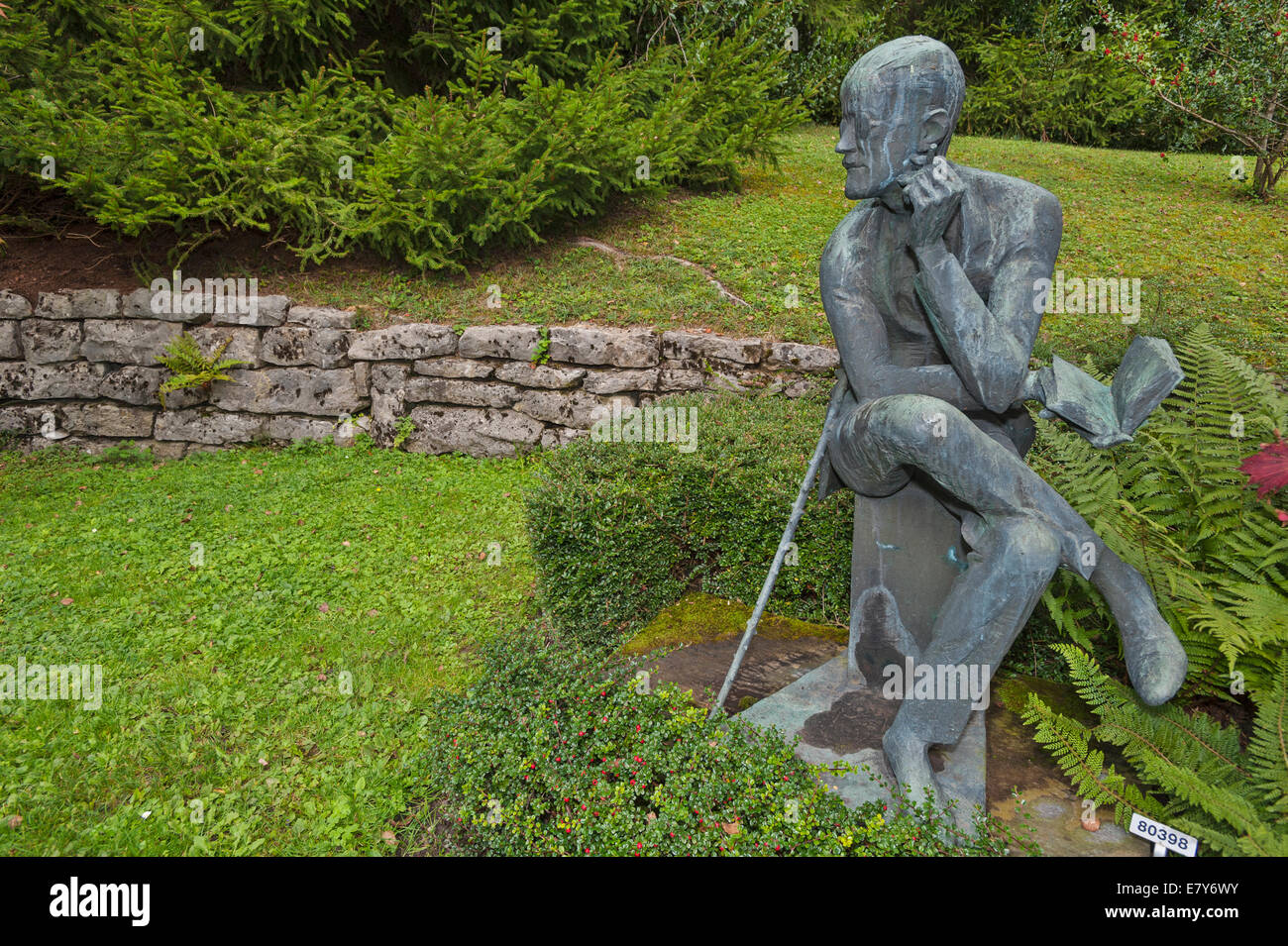 Statue de l'écrivain irlandais James Joyce sur sa tombe dans le cimetière de Fluntern, Zurich, Suisse. Banque D'Images