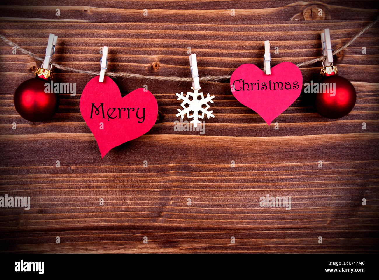 Joyeux Noël Bonjour sur deux coeurs accrochés sur une ligne avec Noël Décoration sur bois avec copie Espace Banque D'Images
