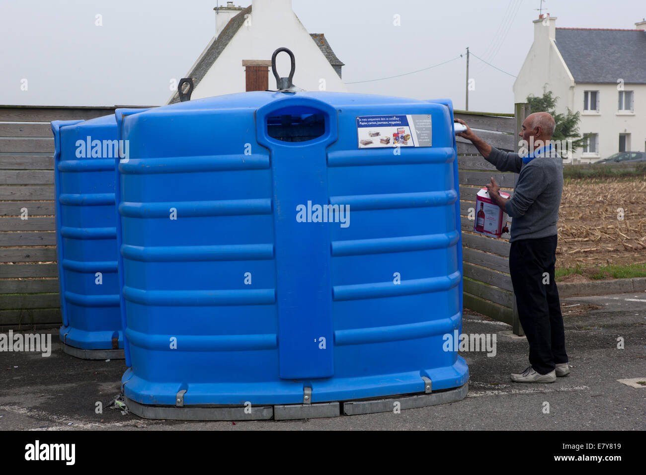 Des conteneurs de recyclage dans un parking dans la ville de Plouescat, Bretagne, France Banque D'Images