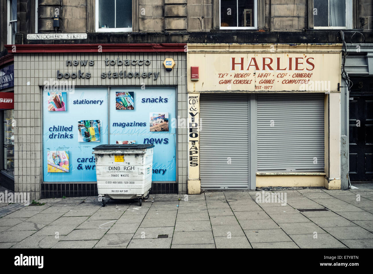 Ancienne boutique à volets et bin. Scène de rue au large de Leith Walk, Edimbourg en Ecosse Banque D'Images