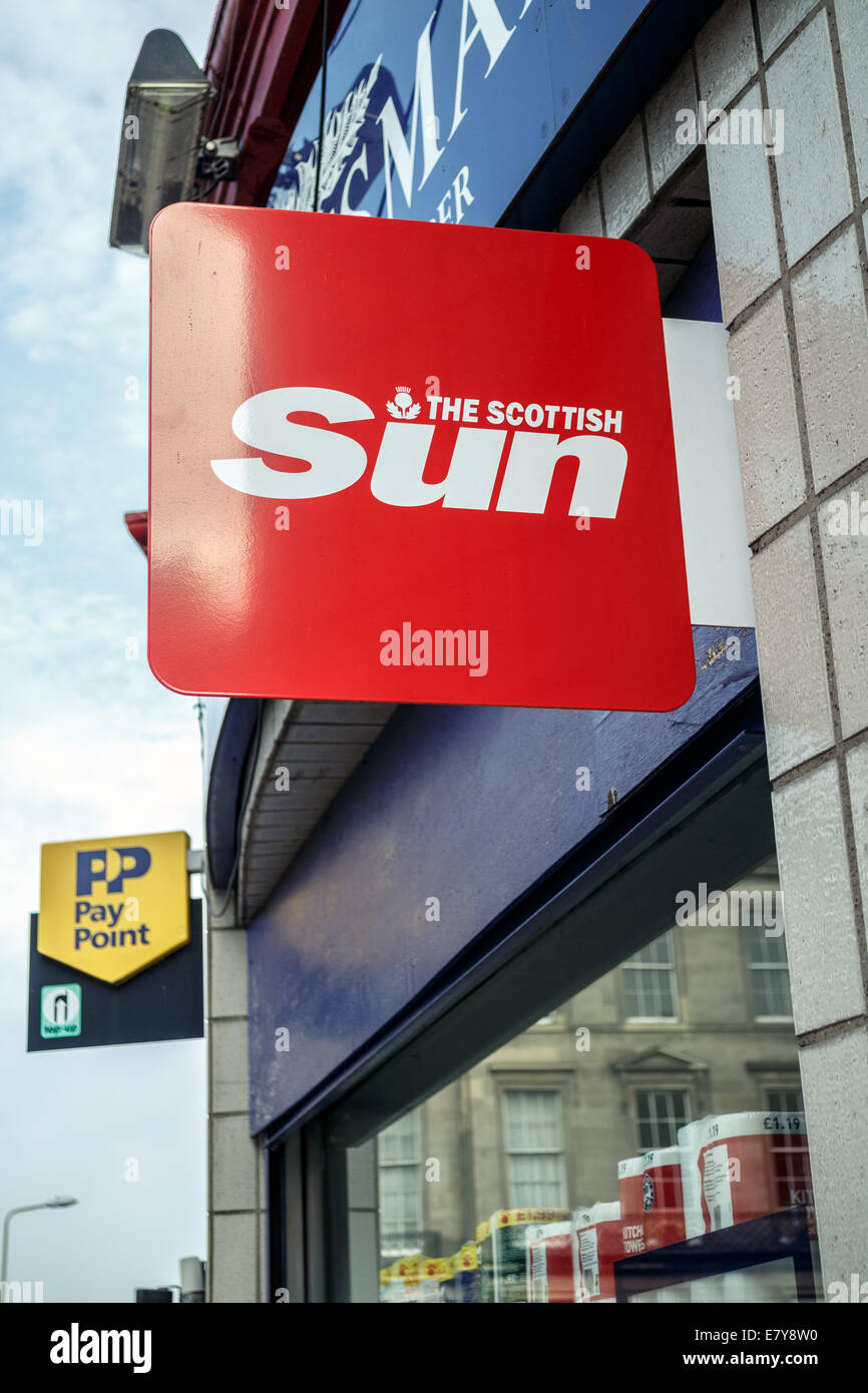 Scottish Sun affiche à l'extérieur d'un corner shop local. Edimbourg, Ecosse Banque D'Images