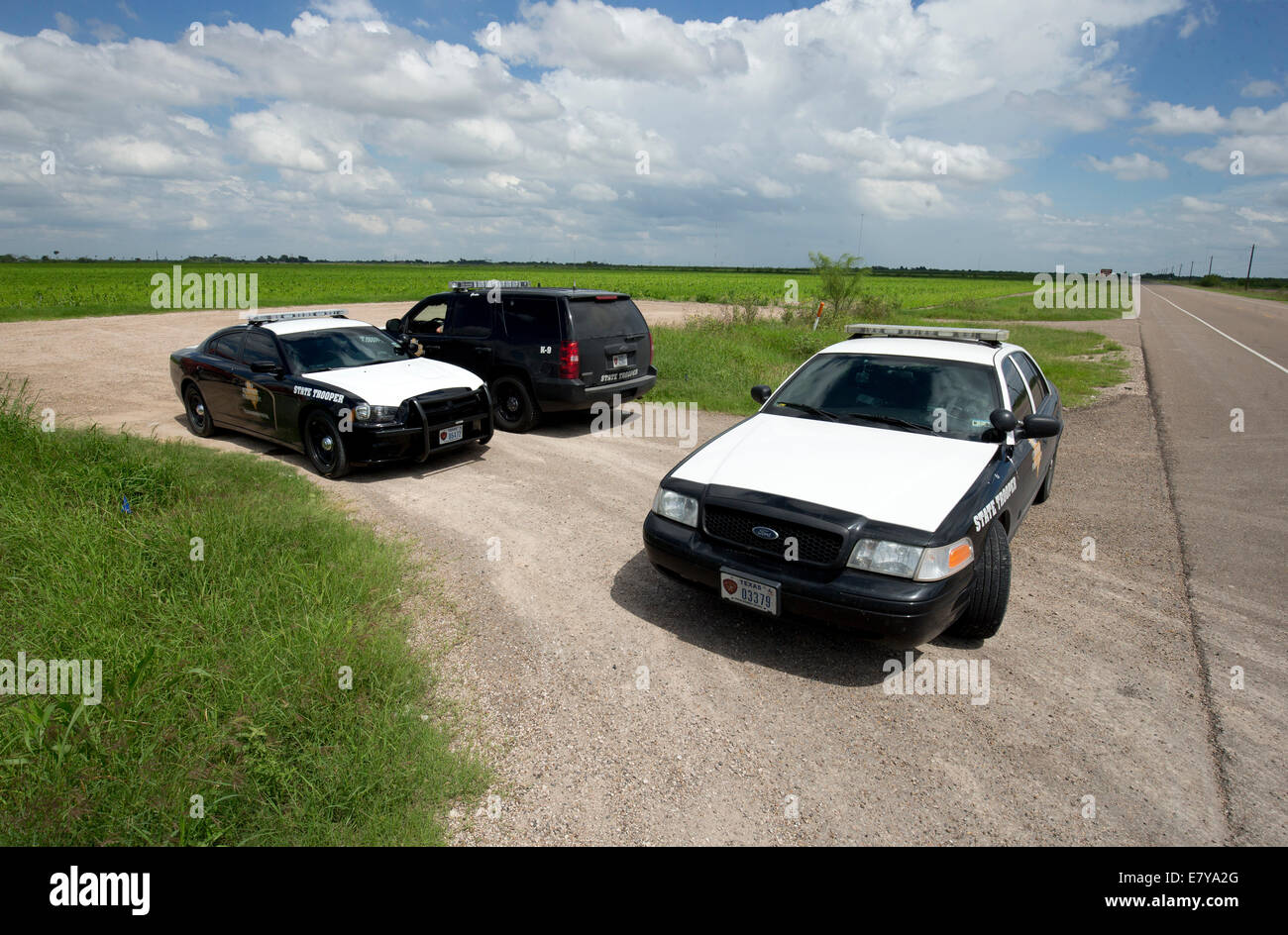 US 281, près de la frontière du Mexique, au Texas, USA. 26 Septembre, 2014. Ministère de la Sécurité publique du Texas (DPS) patrouille le long de 281 soldats américains connus à l'armée l'Autoroute Près de la frontière Texas-Mexique. Des dizaines d'officiers DPS ont été attribués pour aider à contrôler une hausse de trafic de drogue et la contrebande en provenance du Mexique. Credit : Bob Daemmrich/Alamy Live News Banque D'Images