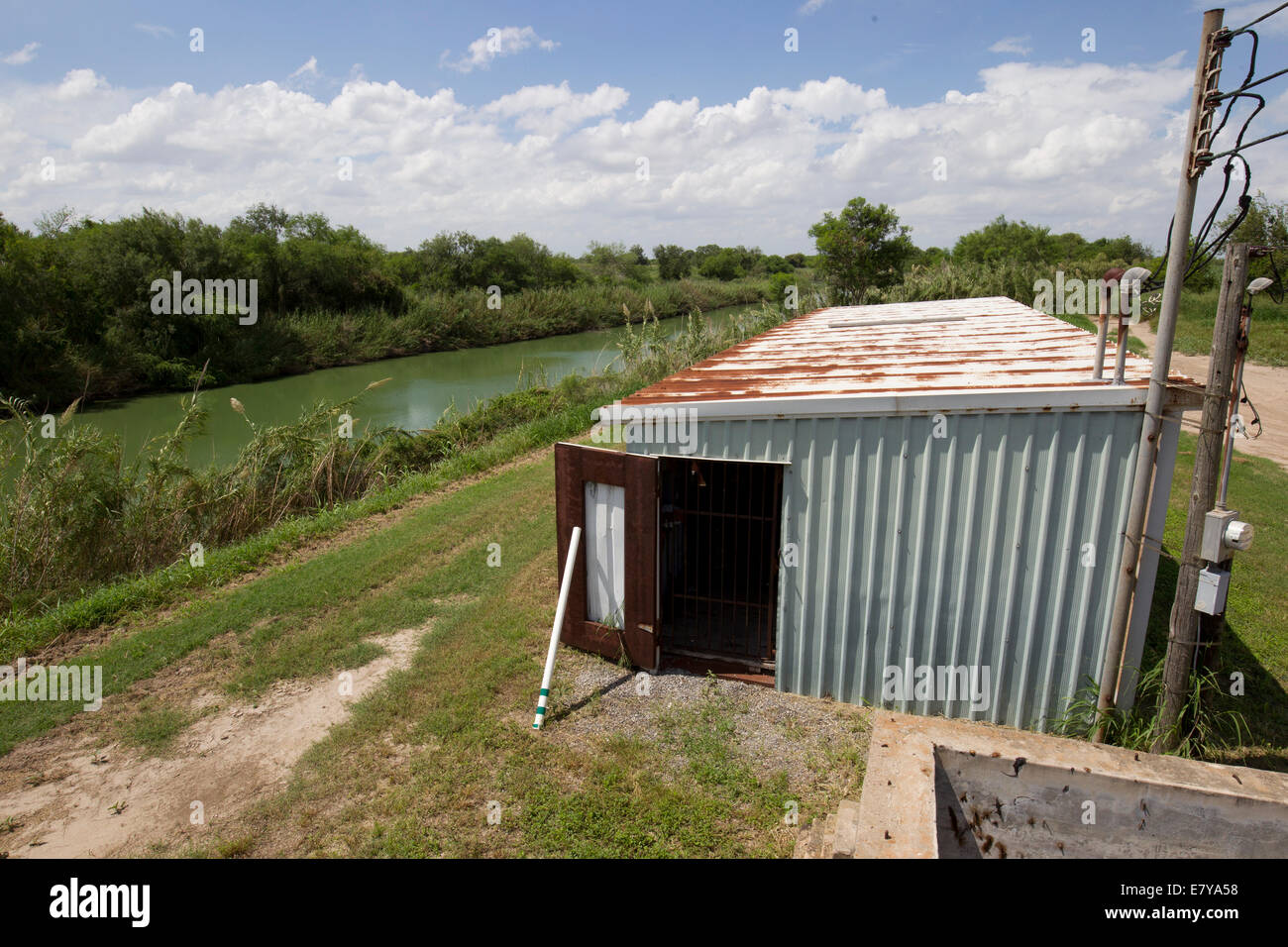 Pharr, TX, USA. 26 Septembre, 2014. Pinceau est d'épaisseur des deux côtés du fleuve Rio Grande à une station de pompage d'irrigation le long de la frontière entre le Texas et le sud de Pharr, TX. L'application des lois a intensifié les patrouilles par les Rangers du Texas, et de la Garde nationale de surveillance des frontières pour aider à contenir la contrebande et le trafic humain au Texas. Credit : Bob Daemmrich/Alamy Live News Banque D'Images