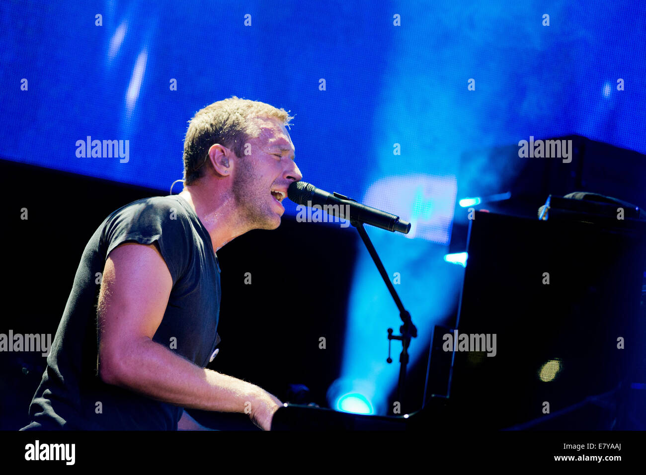 Chris Martin, chanteur du groupe britannique Coldplay, joue sur la scène au cours de la première des sept concerts de leur tournée mondiale pour présenter le nouvel album 'Ghost Stories' lors de l'E-Werk à Cologne, Allemagne, 25 avril 2014. Photo : afp/VENNENBERND ROLF Banque D'Images