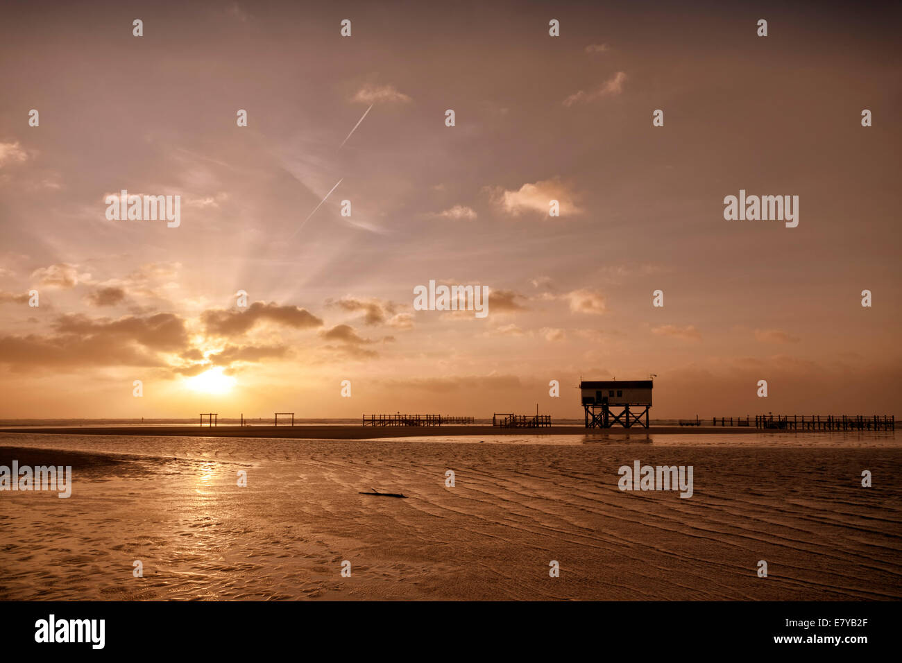 Logement pile dans le coucher du soleil, plage de Sankt Peter-Ording Schleswig-Holstein dans le Parc National de la mer des Wadden Banque D'Images