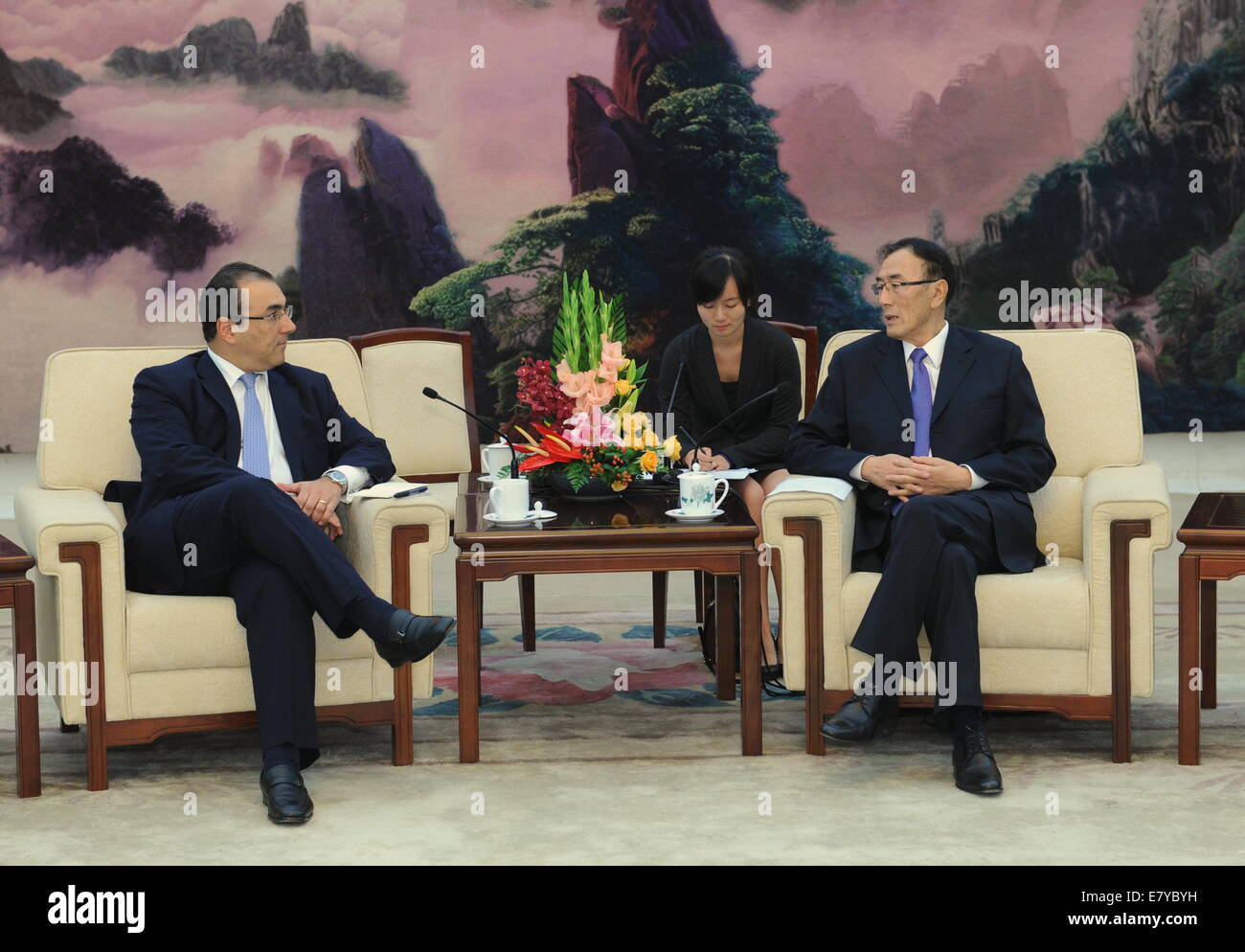 Beijing, Chine. 26 Sep, 2014. Qiangba Puncog (R), vice-président de l'Assemblée populaire nationale (APN), le Comité permanent se réunit avec une délégation colombienne dirigée par Sergio Diaz-Granados, président du Parti Social d'unité nationale, à Beijing, capitale de Chine, le 26 septembre 2014. © Rao Aimin/Xinhua/Alamy Live News Banque D'Images