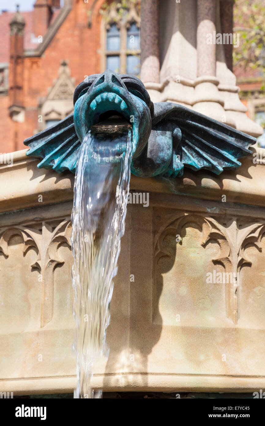 Gargouille ailée avec de l'eau qui coule à travers sa bouche. Partie d'une fontaine dans Albert Square, Manchester, Angleterre, RU Banque D'Images