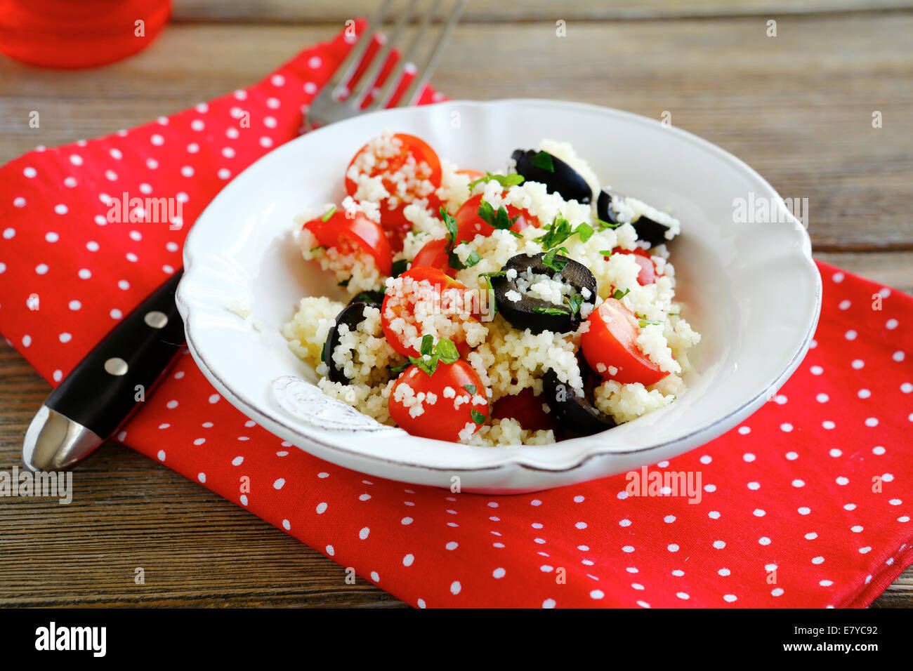 Couscous aux tomates et olives en plaque blanche, de l'alimentation Banque D'Images
