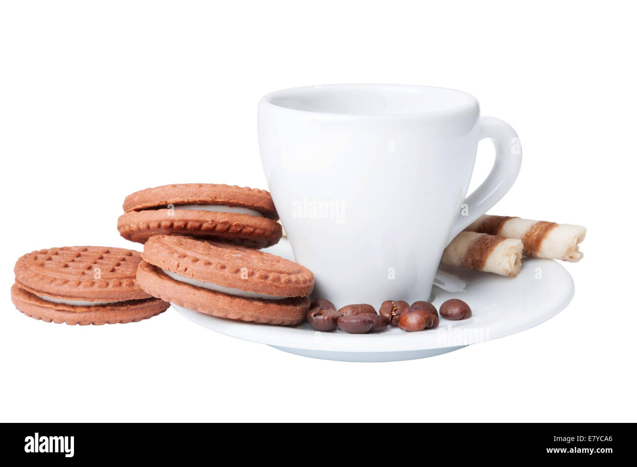 Tasse de café et de chocolat cookies sur un fond blanc Banque D'Images