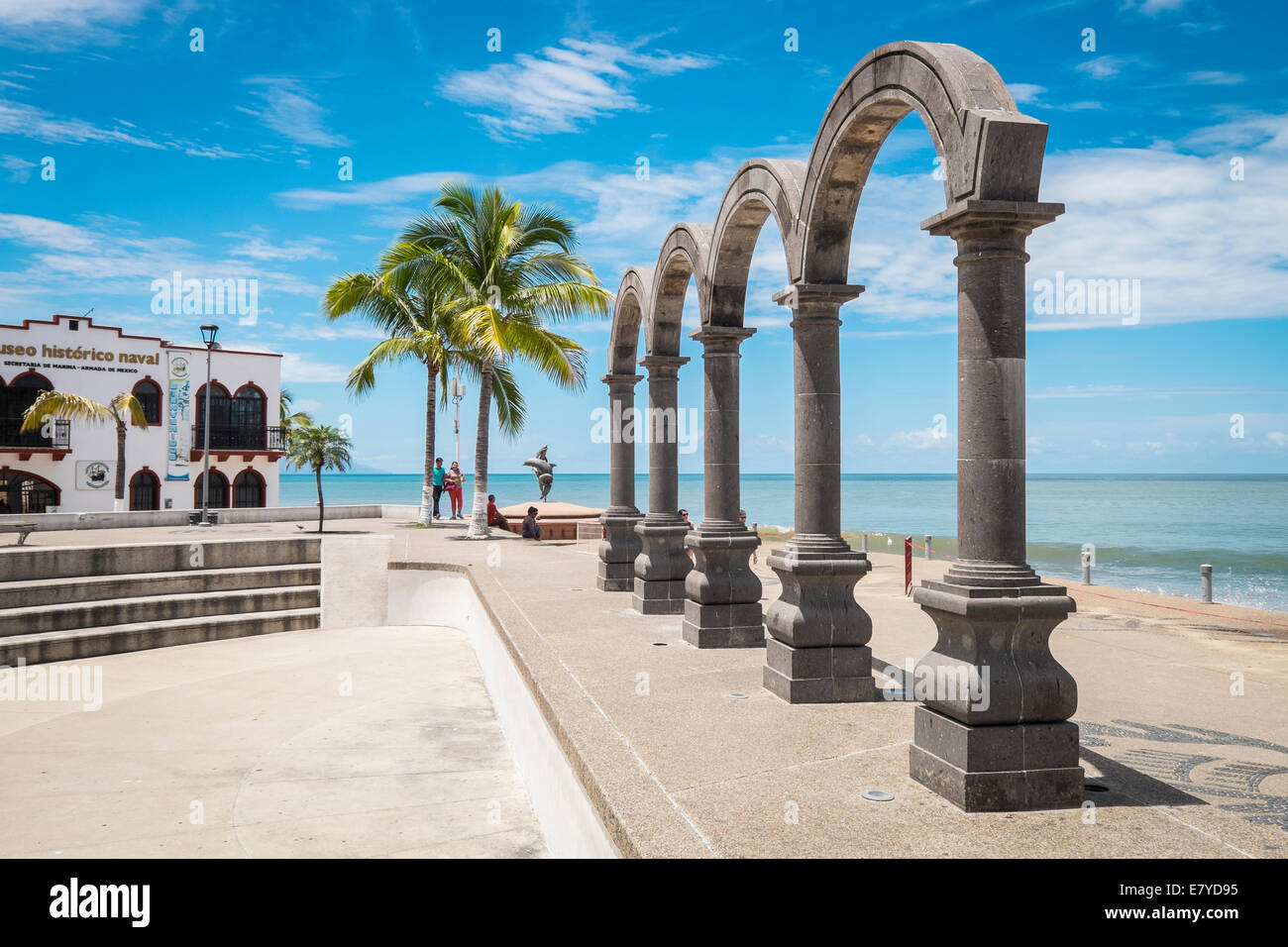 Place principale avec arcs architecturaux, Puerto Vallarta, Jalisco, Mexique Banque D'Images