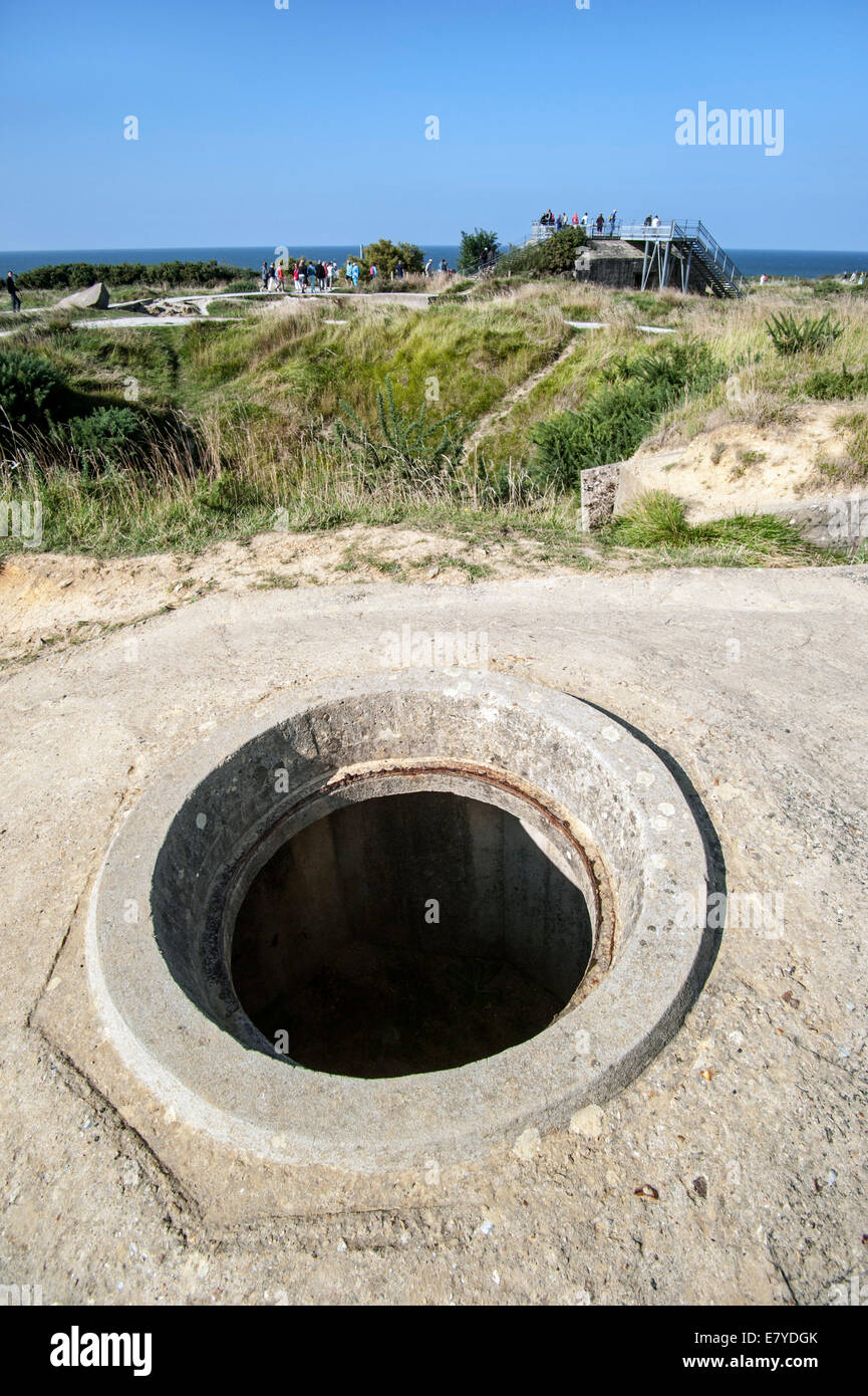 L'allemand seconde guerre mondiale deux Tobrouk / Ringstand à la Pointe du Hoc falaise surplombant la Manche, Normandie, France Banque D'Images