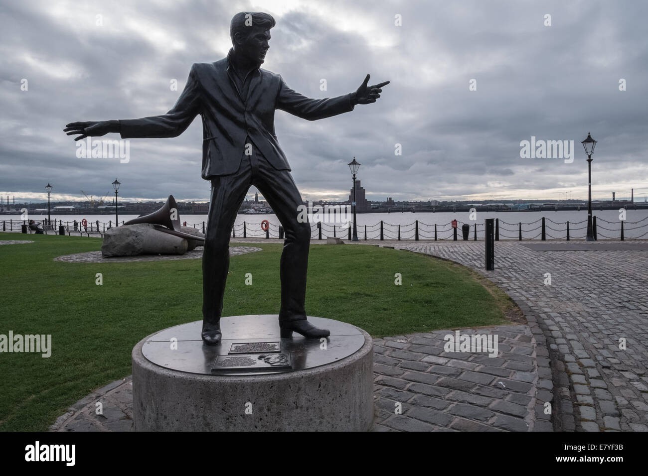 De la sculpture des années 60, la chanteuse pop anglaise Billy Fury, Albert Dock, Liverpool, Merseyside, England, UK Banque D'Images
