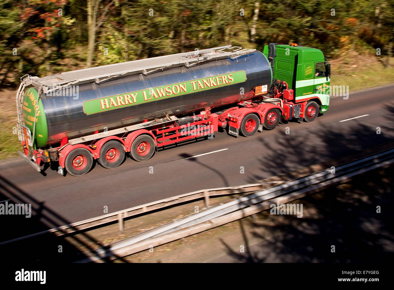 Synchro flash arrière panoramique avec un Harry Lawson camion-citerne de carburant à partir de la Kingsway West chaussée double toboggan à Dundee, Royaume-Uni Banque D'Images