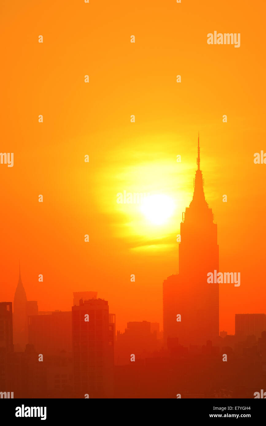 La VILLE DE NEW YORK, NY - 11 juil : Empire State Building au lever du soleil le 11 juillet 2014 à New York. C'est une 102 étages et était plus haut bâtiment du monde depuis plus de 40 ans. Banque D'Images