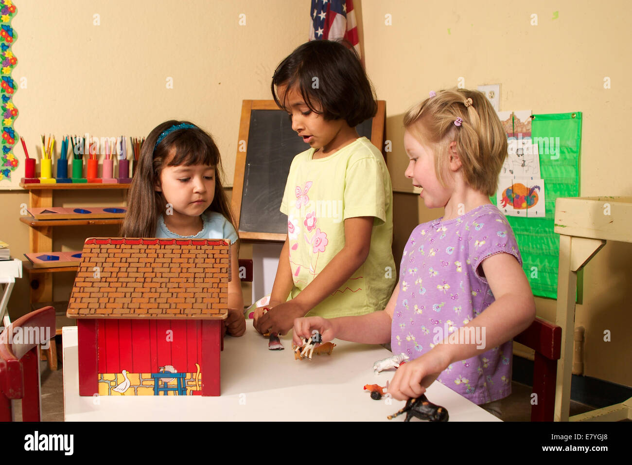 5 ans ans d'âge scolaire travail fille jouant travailler ensemble la diversité raciale ethnique multi raciales diversifiées POV interracial multiculturelles Banque D'Images