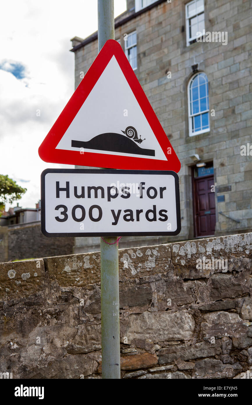 Lerwick, Shetland, Écosse, Royaume-Uni. Ralentisseurs pour 300 verges street sign à Lerwick, avec un escargot pour illustrer le plus lent s Banque D'Images