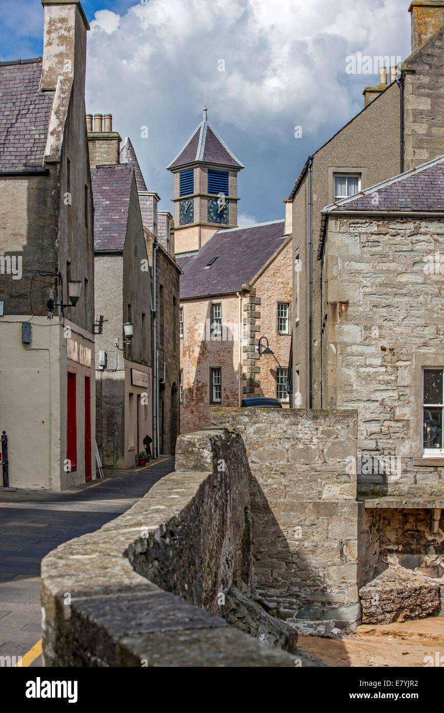 Lerwick, Shetland, Écosse, Royaume-Uni. Vue sur la rue de la vieille ville de 400 ans (17ème siècle) avec ses caractéristiques gra Banque D'Images